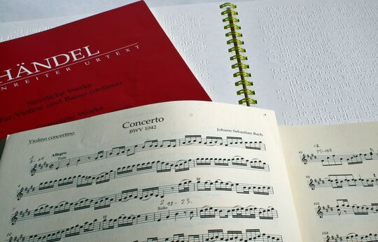 Notenwerk von Händel in Schwarz- und Brailleschrift
